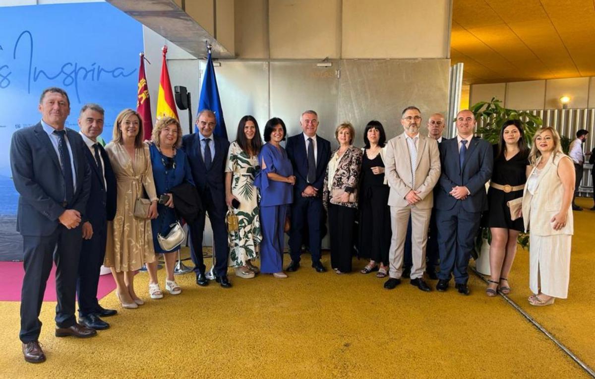 El Consejo Rector de Ucoerm junto al presidente regional y el consejero de Educación. carm