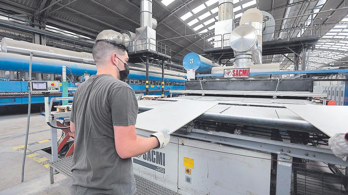 Operario durante una jornada de trabajo en una empresa de fabricación de productos cerámicos.