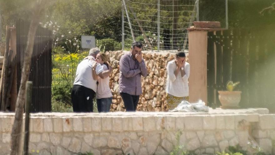 Familiares de la pareja, ayer, en la finca de Son Granada.