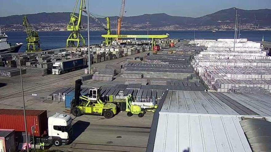 Imagen tomada el pasado 2 de enero en el muelle Transversal de Vigo, repleto de barras y lingotes de aluminio.