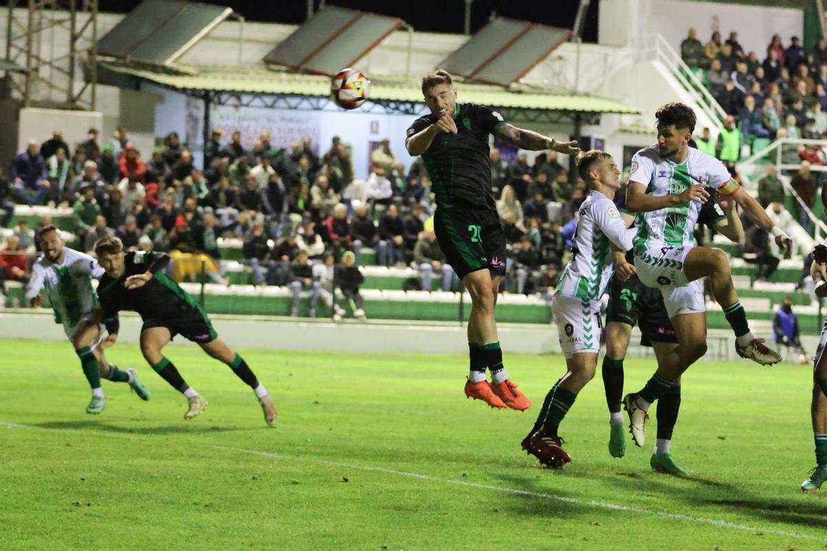 Antonio Casas cabecea para anotar el primer gol del Córdoba CF al Antequera en El Maulí.