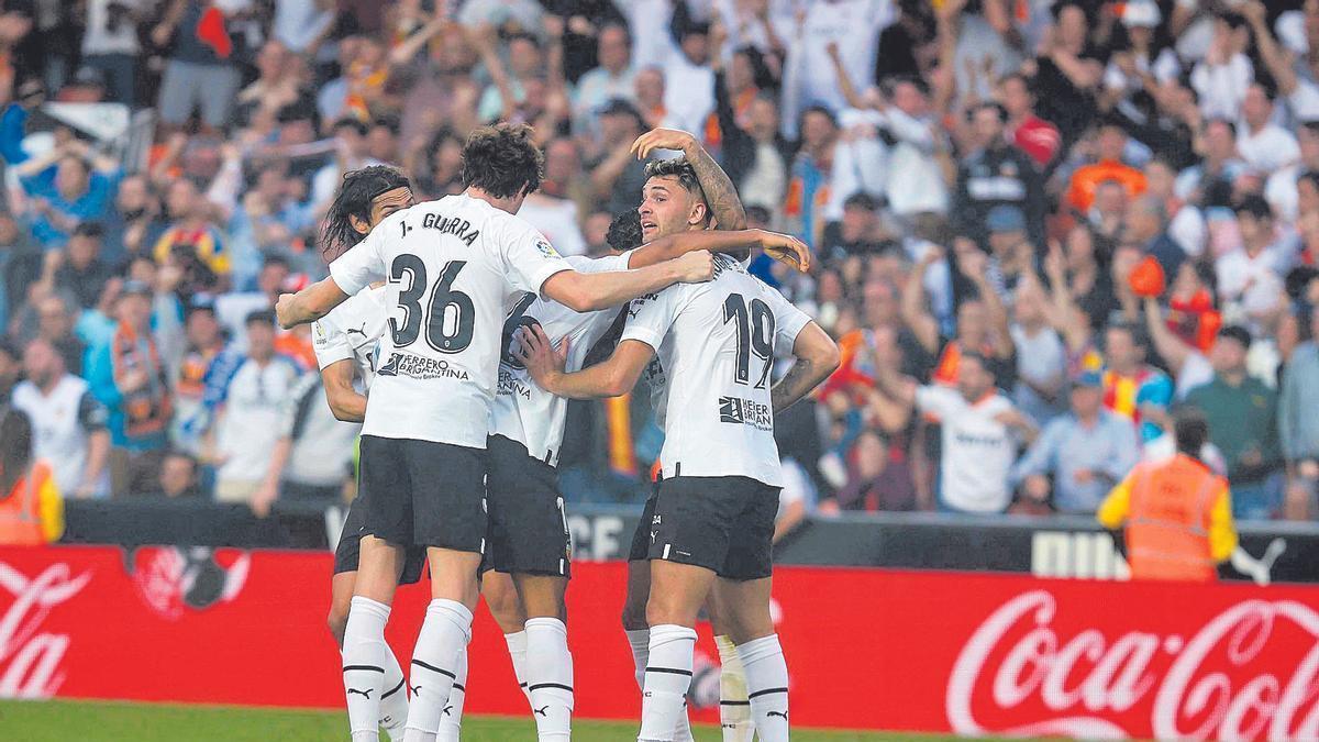 Los jugadores del Valencia celebran uno de los goles contra el Espanyol