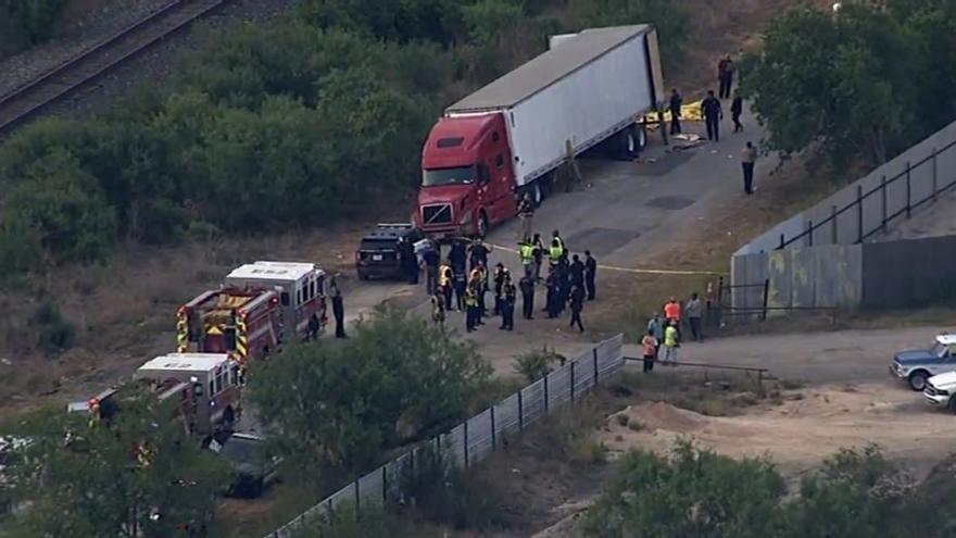 El camión en el que se hallaron en San Antonio los cuerpos de los migrantes fallecidos.