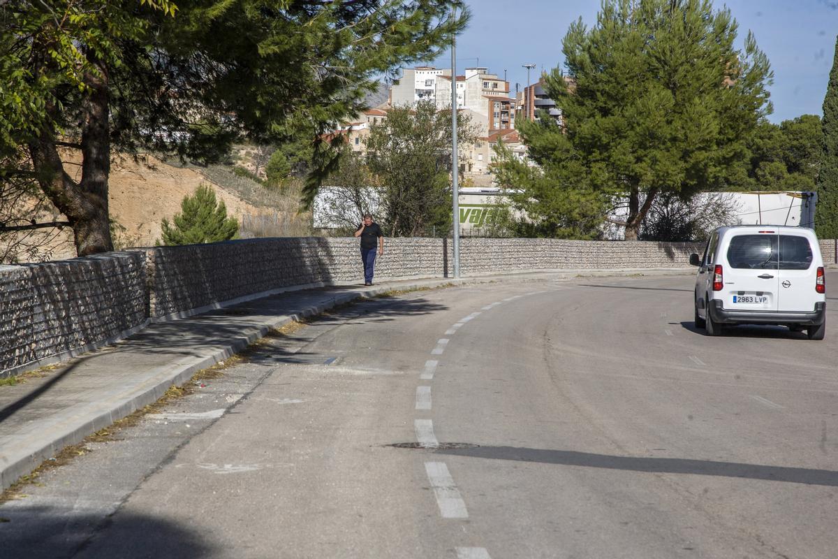 Muro recientemente construido en uno de los viales de la zona con una ayuda del Ivace.