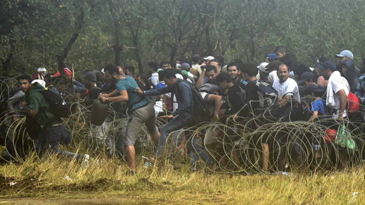 Migrants breaking through the cordon of Macedonian special police forces to cross in Macedonia