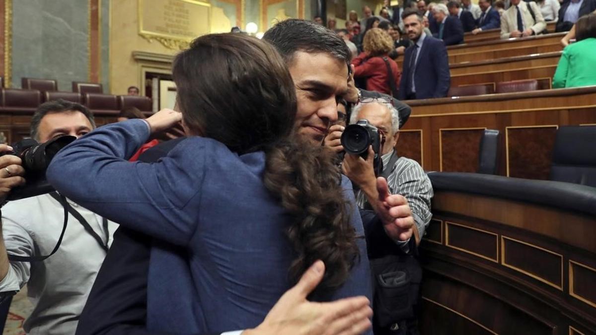 El secretario general del PSOE, Pedro Sánchez, saluda al líder de Podemos, Pablo Iglesias, en el hemiciclo.