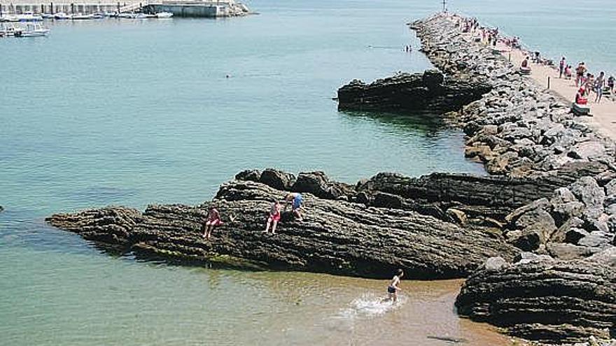 Zona de baño conocida como «la piscina», en La Pregona, que es espacio portuario.