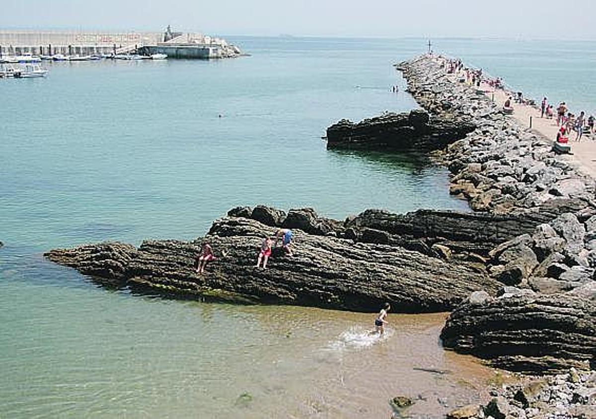 Zona de baño conocida como «la piscina», en La Pregona, que es espacio portuario.