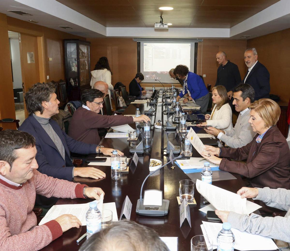 Una reunión del consejo de administración del Puerto de Vilagarcía. | IÑAKI ABELLA