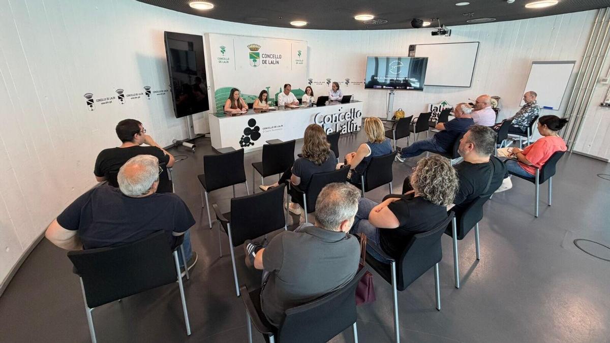 Reunión con hostelería y negocios por la distinción de calidad.