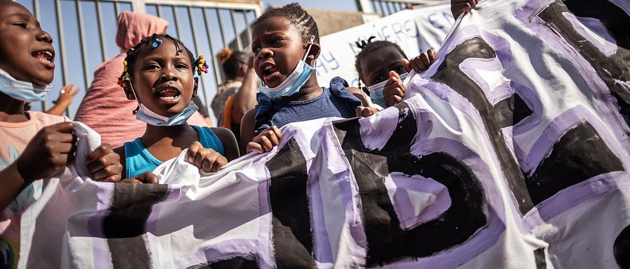 Protesta de los migrantes acogidos en el CAI de Santa Cruz de Tenerife. | |