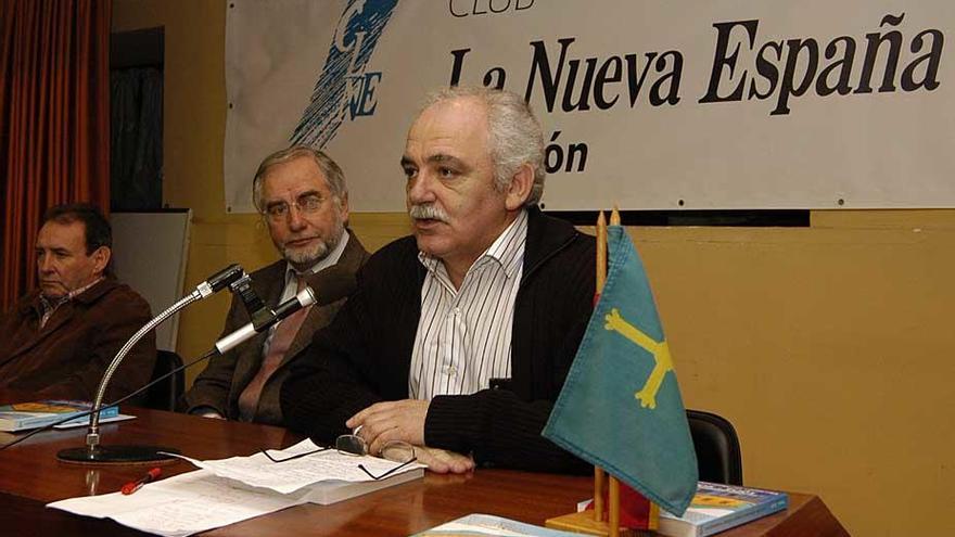 MIsael Fernández Porron, junto a su amigo José María Lana, presidente de Cruz Roja Mieres
