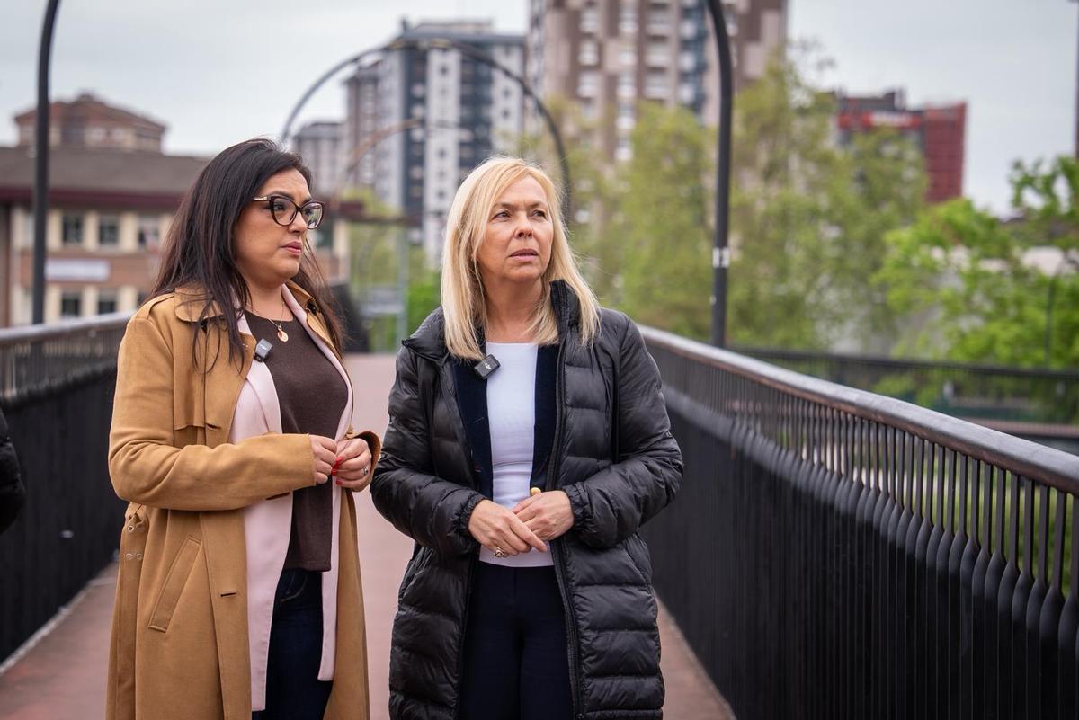 Por la izquierda, Carolina López y Sara Álvarez Rouco en la pasarela que une Nuevo Gijón con el Polígono de Pumarín.