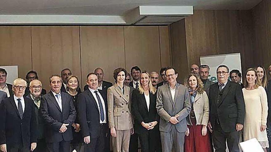 Miembros de la AgrupaciÃ³n de Cadenas Hoteleras y de la FEHM junto a Bel Oliver, ayer.