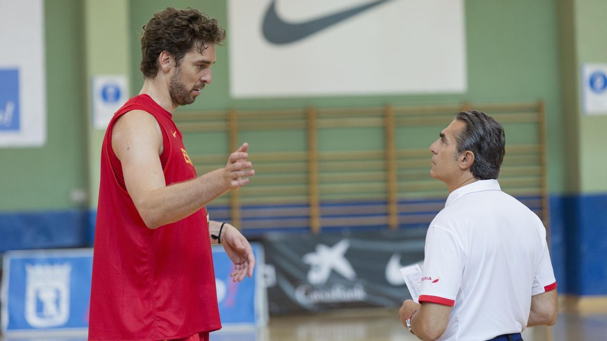 Pau y Scariolo charlan durante un entrenamiento