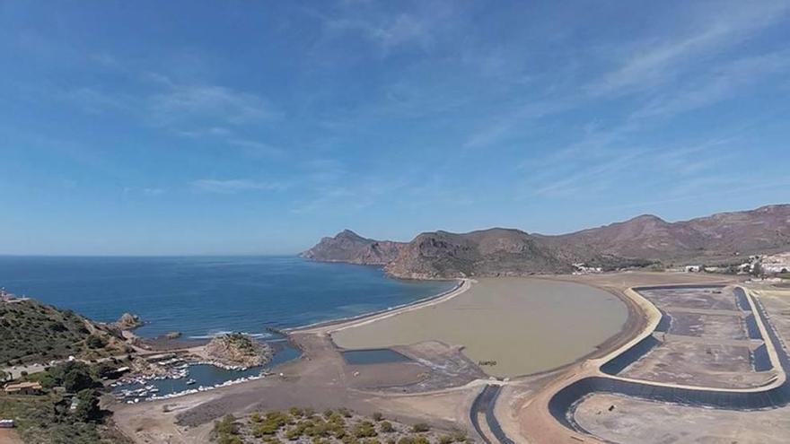 Las balsas que se han hecho en la bahía de Portmán a vista de dron.