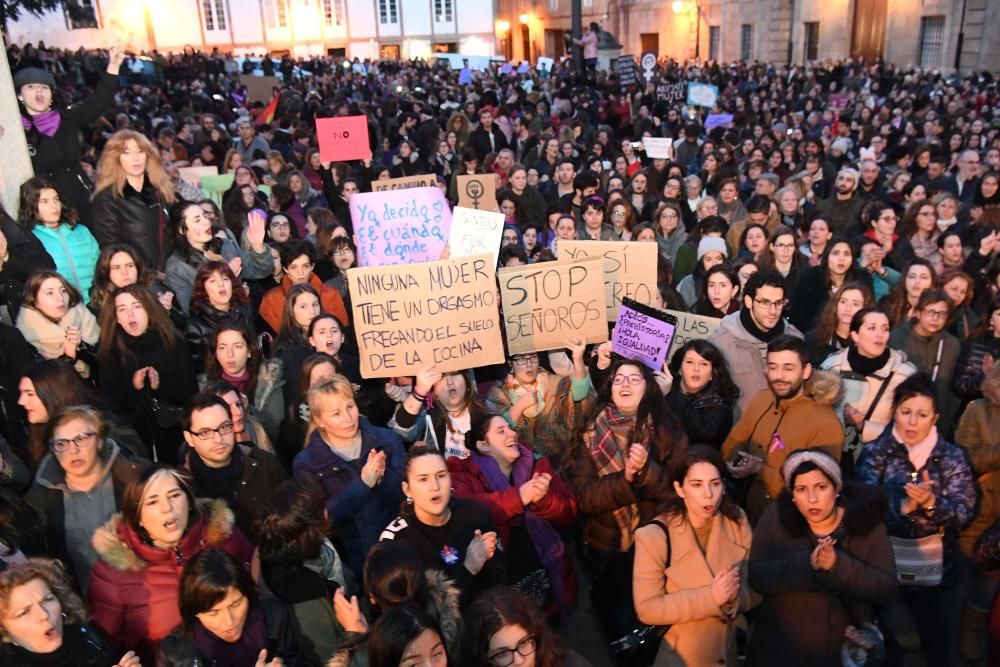 33.000 mujeres y hombres secundan las manifestaciones feministas en A Coruña