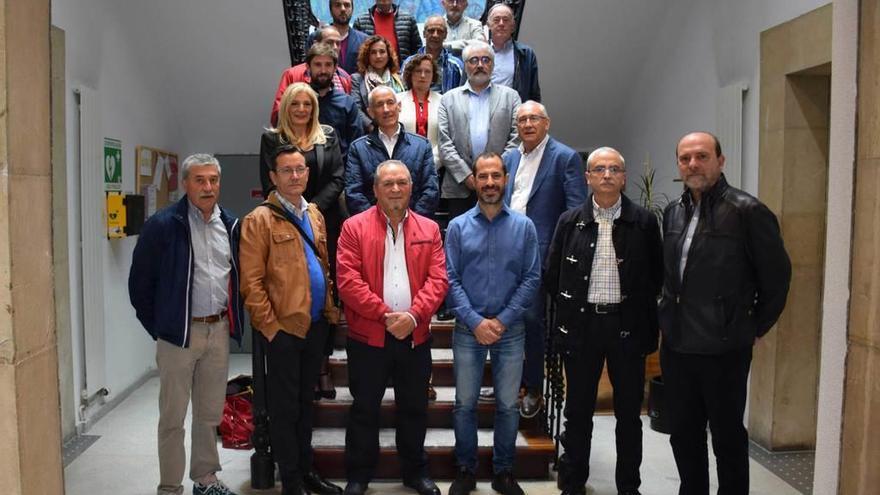 Foto de familia de la entrega de insignias de Siero.