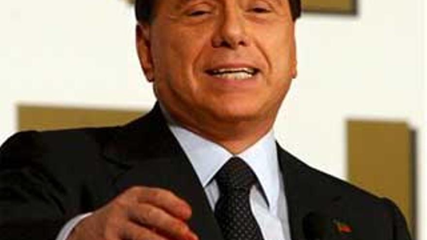 Berlusconi ha reservado 100 millones para fichar a Ronaldinho según un diario deportivo italiano