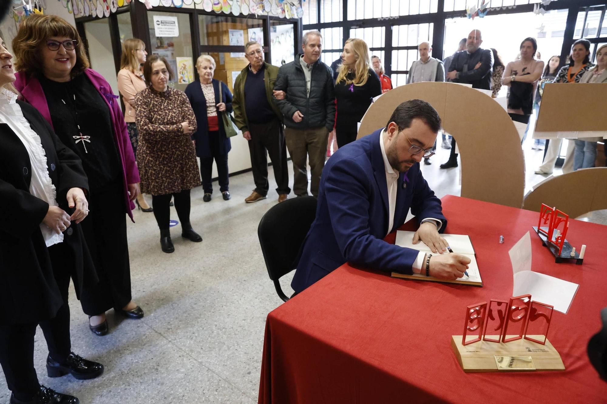 La visita de Adrián Barbón al colegio Lloréu, en Gijón