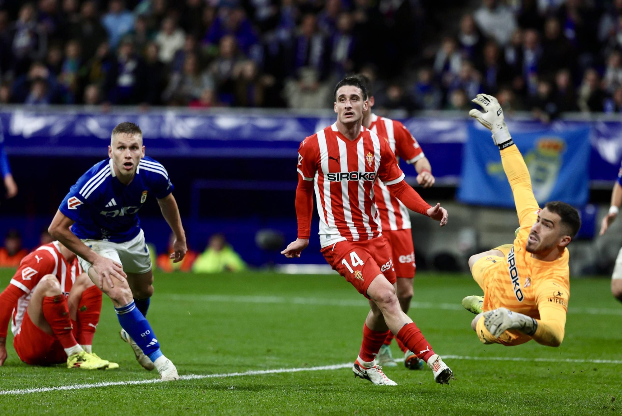 Así fue el derbi asturiano: todas las fotos del encuentro entre el Oviedo y el Sporting en el Tartiere