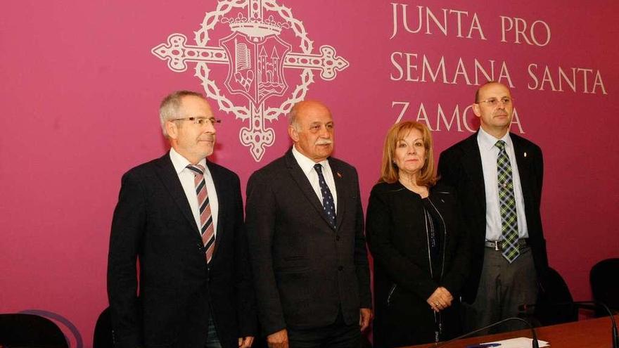 Juan Pablo Álvarez, Jerónimo García Bermejo, Isabel García y Emeterio Aliste, ayer en la sede de la Junta pro Semana Santa.