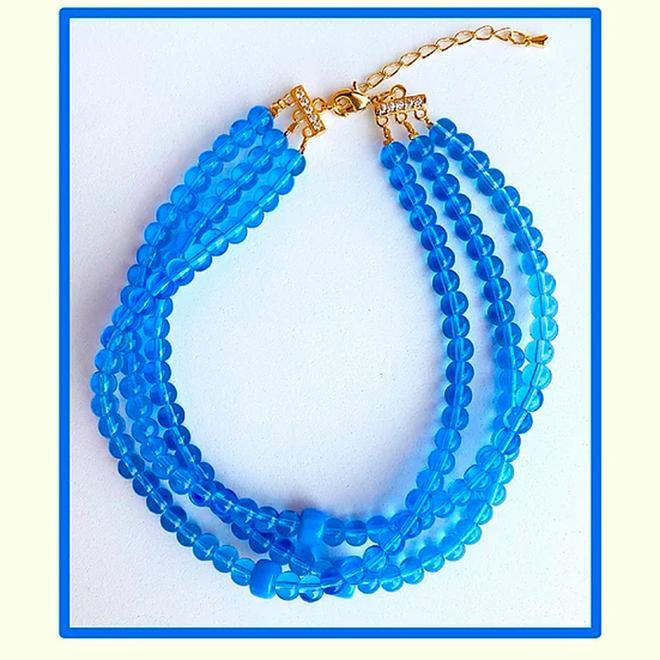 Collar de abalorios en azul de Gilda