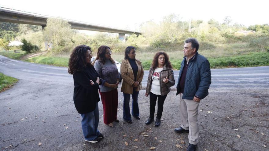 Por la izquierda, Marián Carbajal, Nuria González-Nuevo, Sandra Camino, Montse Rodríguez y José Ramón López. | LUISMA MURIAS