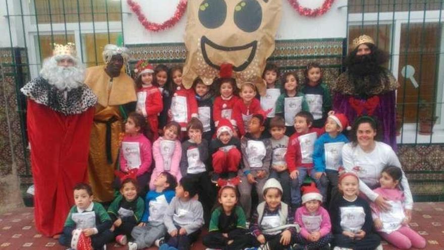Los Reyes Magos, con un grupo de niños en un colegio.
