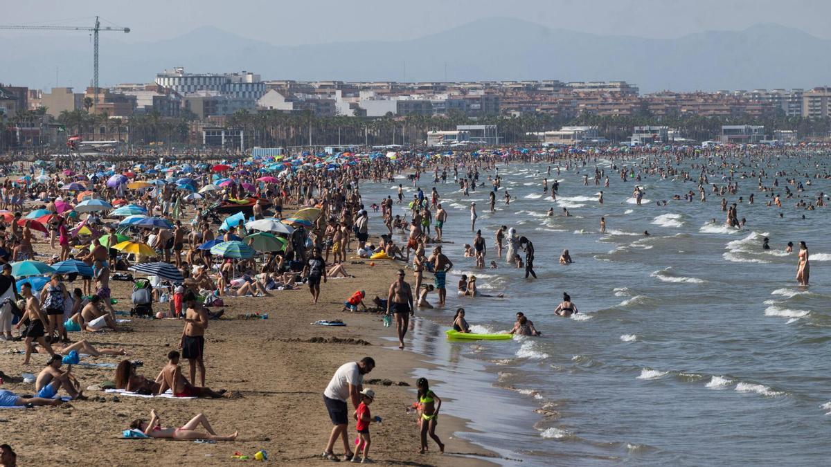 Gente en la playa de la Malva-rosa este verano.