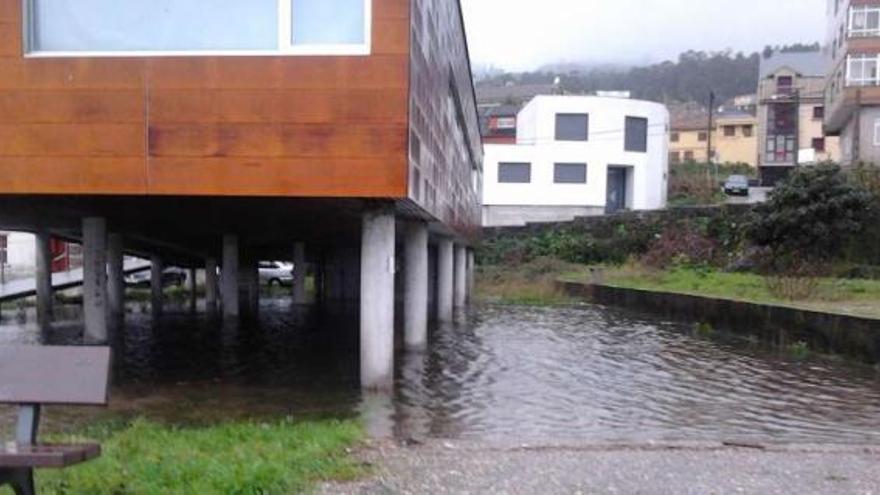 Instalaciones del Centro de Salud de Domaio, con la zona de aparcamiento inundada por las lluvias..