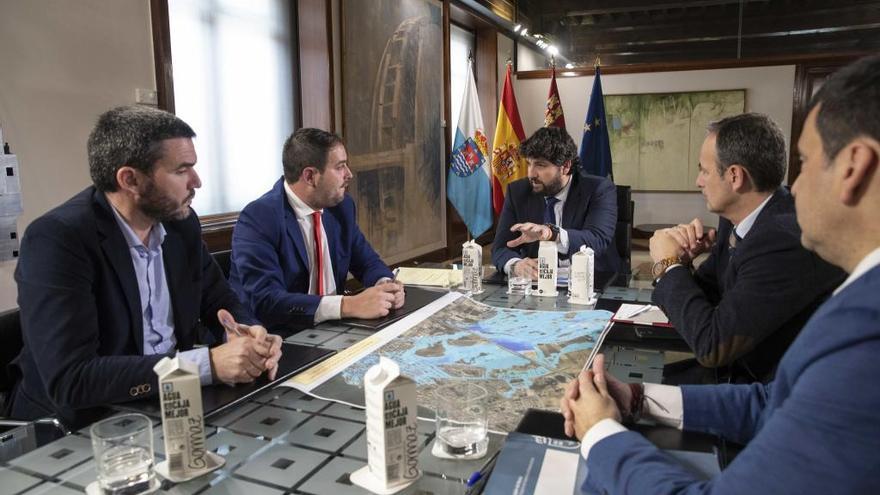 Reunión mantenida por el presidente de la Comunidad, Fernando López Miras, y el alcalde de Los Alcázares, Mario Pérez.