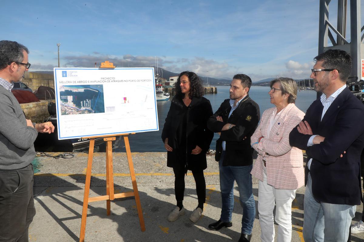 La conselleira, Rosa Quintana, acompañada por la presidenta de Portos de Galicia, Susana Lenguas, y el alcalde de Porto do Son en el muelle de Portosín, ayer.