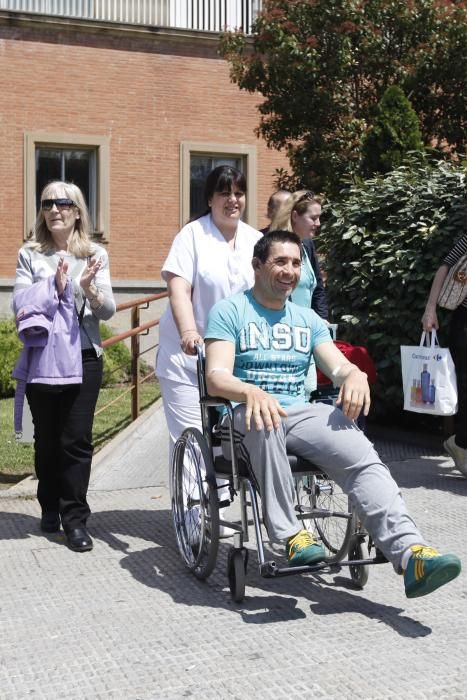 Ciclistes donen suport al medallista olímpic Josep Antoni Escuredo en sortir de l''hospital després de ser atropellat per un taxista