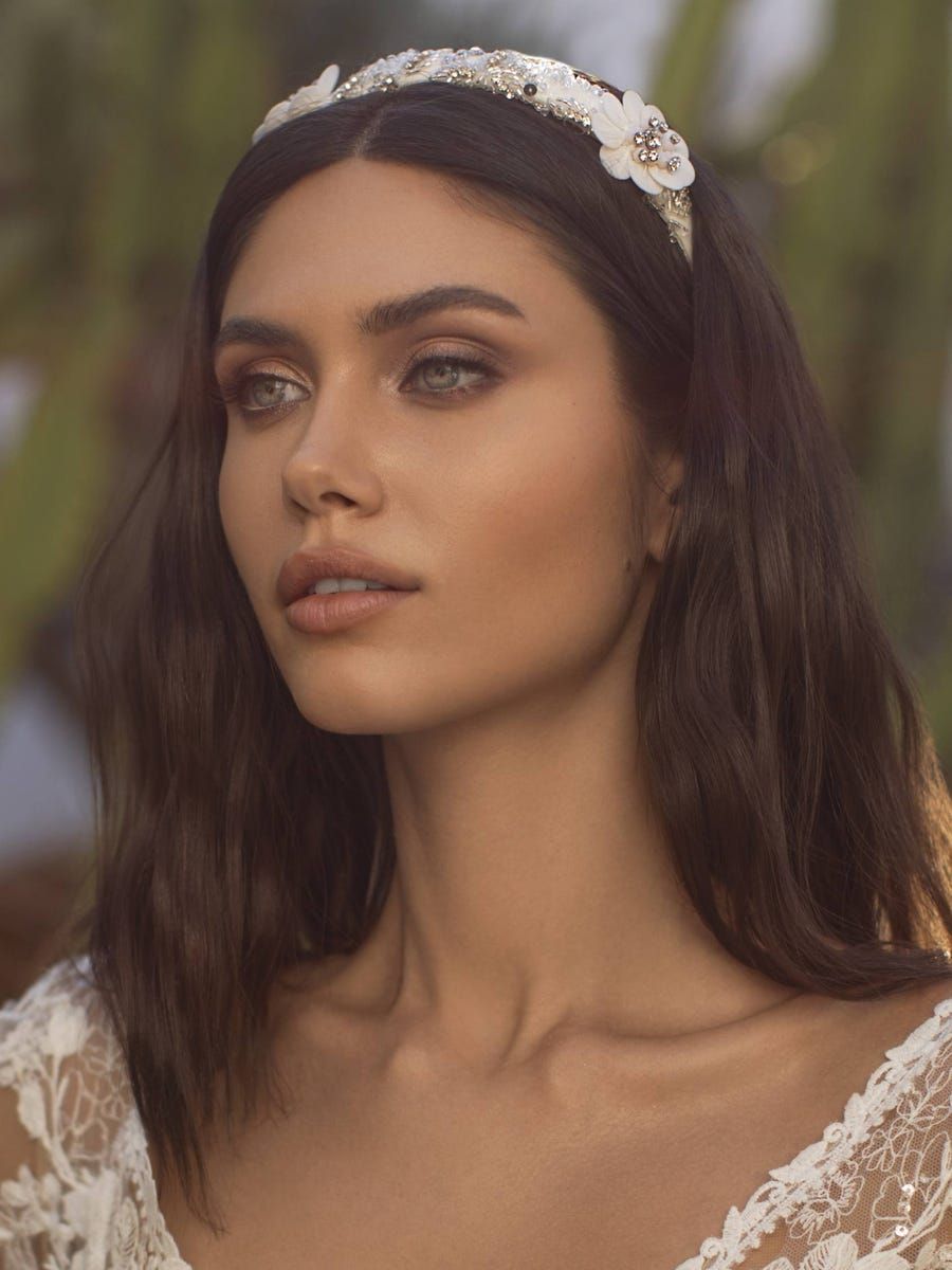 Cabello suelto y ondulado Es el estilo perfecto, se puede combinar con accesorios la diadema Alsie de Pronovias.