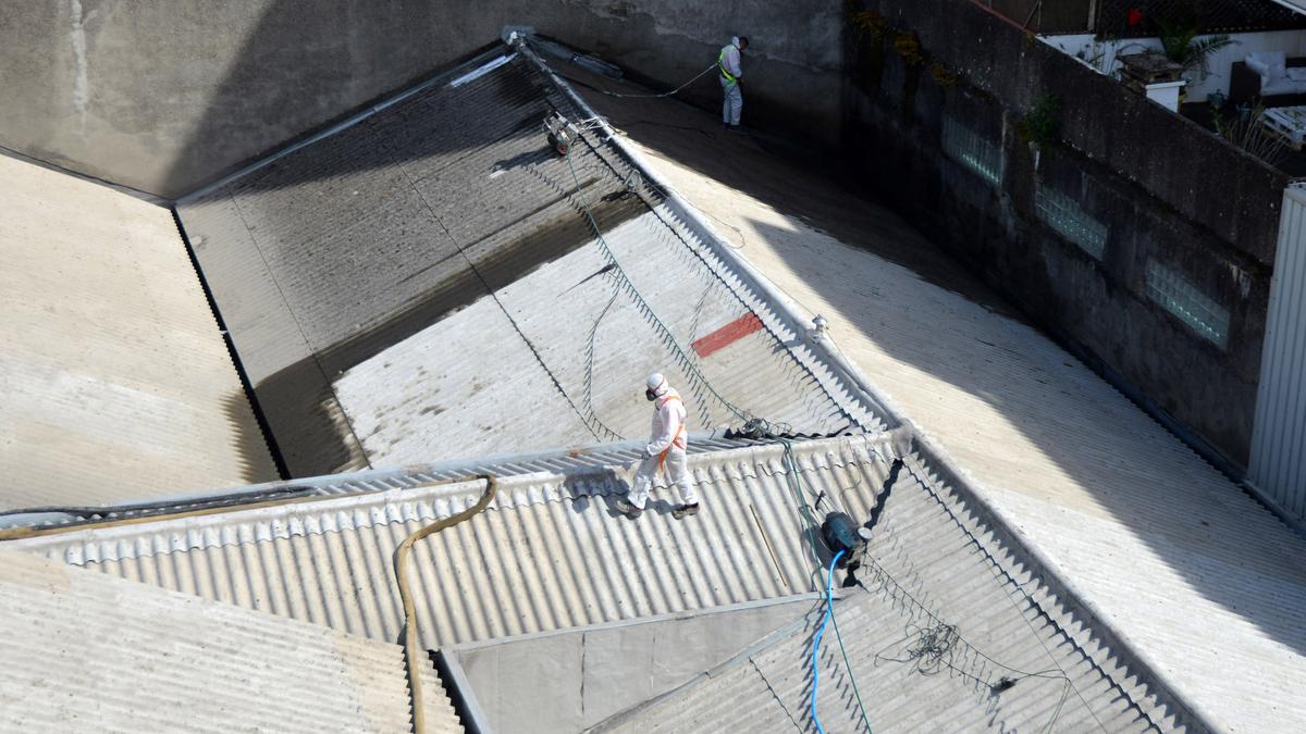 Obras para reparar filtraciones en un techo de edificio en Pontevedra