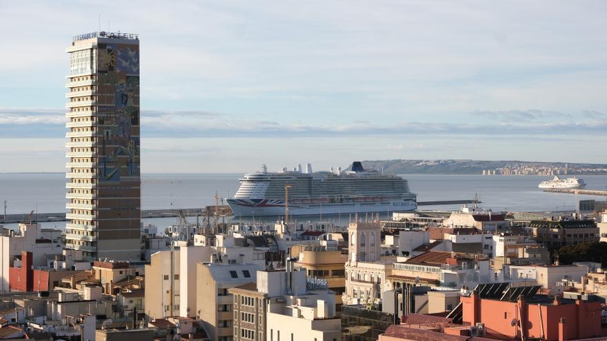 El bipartito espera que los cruceristas dejen 30 millones de euros en Alicante en 2023