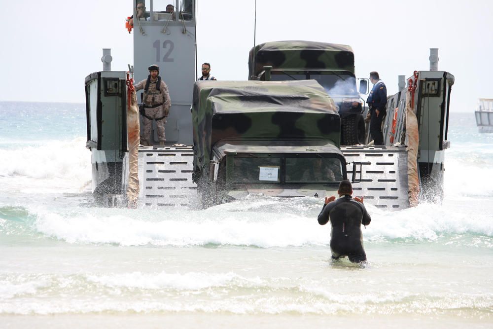 Desembarco con el 'puño ofensivo' de la Armada.