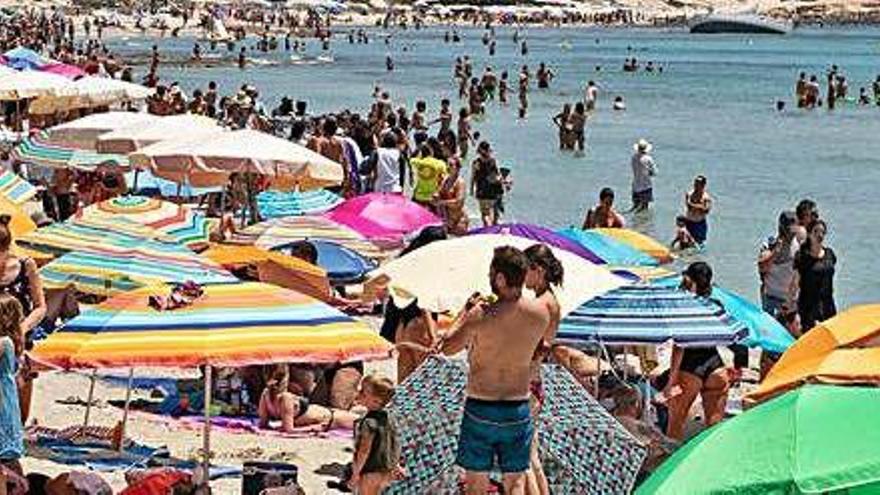 Bañistas en verano en ses Salines en una foto de archivo.