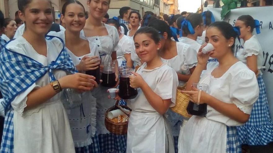 Un grupo de bellas jumillanas esperando el desfile.