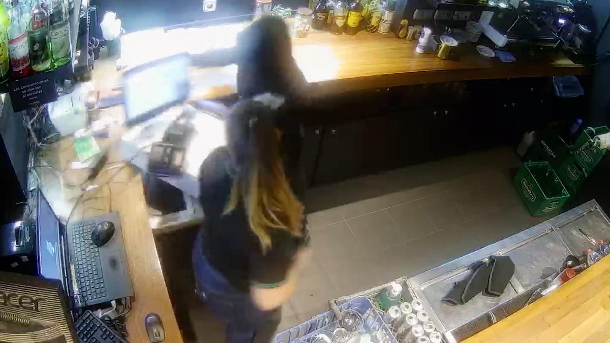 Una de las trabajadoras pulsó el botón del pánico cuando los dos encapuchados accedieron de forma violenta al local.