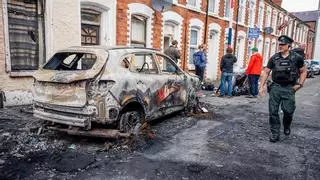 12 policías heridos y 16 detenidos en segunda noche de disturbios en Irlanda del Norte
