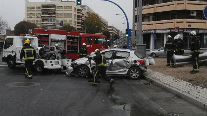 Cuatro heridos trasladados al Reina Sofía tras chocar un bus y un coche