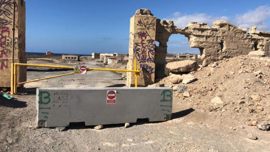 Una de las barreras de hormigón tipo new jersey de la quincena que colocaron en el antiguo cantón militar.