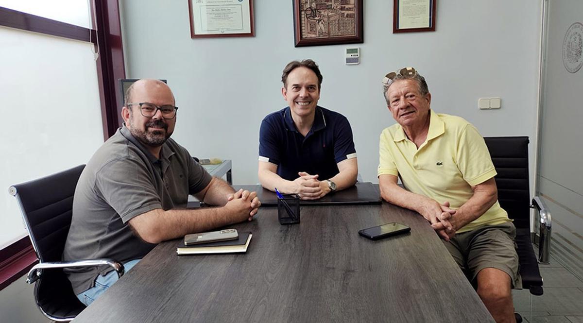 El alcalde, el presidente del Centro Mercantil Industrial y Agrícola y el notario en la firma de la compraventa del edificio. | AYUNTAMIENTO DE CARIÑENA