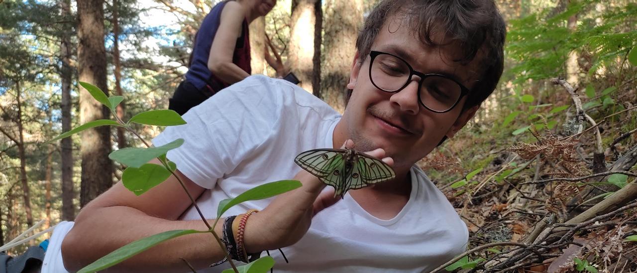 Jairo Robla, muestreando mariposas nocturnas, con una Graellsia isabellae, una de las mariposas ibéricas más grandes. | J. R.