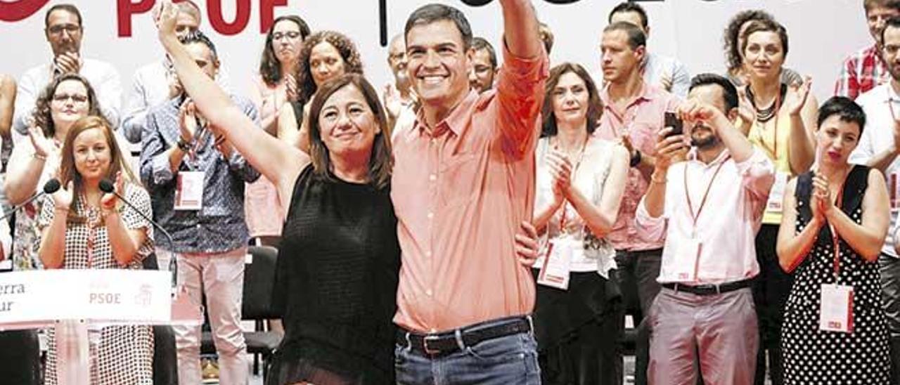 Pedro Sánchez y Francina Armengol en la clausura del XIII Congereso del PSIB celebrado en julio de 2017.