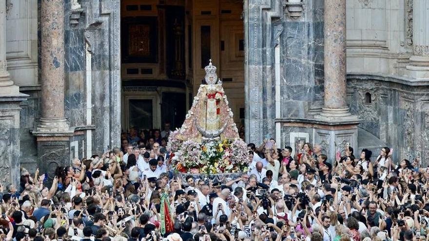 La Morenica vuelve a su hogar arropada por una marea de peregrinos: "Sentimos una devoción enorme por la Patrona"