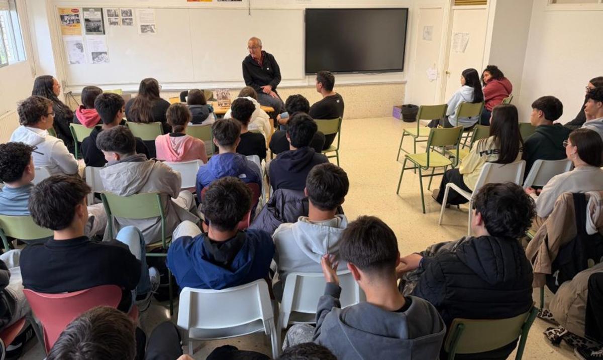 Aula de Historia impartida polo alcalde  Juan González.   | // D.P.