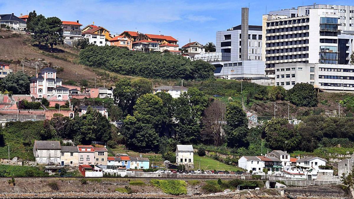 Vista del núcleo de As Xubias desde Santa Cristina.  | // VÍCTOR ECHAVE